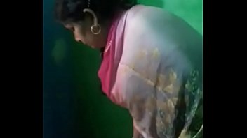Indian randi aunty showing gand and twerking